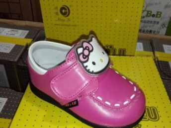 低價(jià)批發(fā)各大知名品牌尾貨童鞋 成都服裝、鞋帽、箱包及日用百貨一站式采購指南